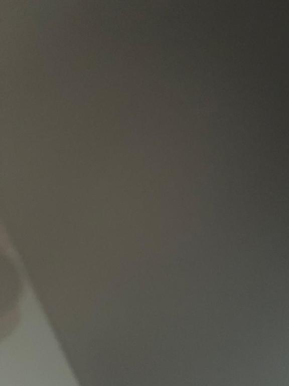 Cette chambre est dotée d'un mur blanc et d'un plafond. dans l'établissement Mduwusueg, à Marseille