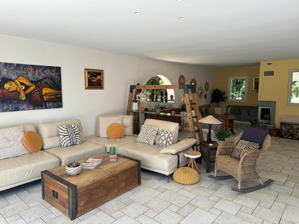 un salon avec un canapé et une table dans l'établissement villa paisible en pleine nature 7km des plages Cannes Mandelieu, à Pégomas