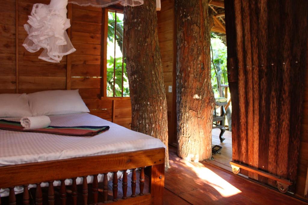 Postel nebo postele na pokoji v ubytování Tree House-Midigama