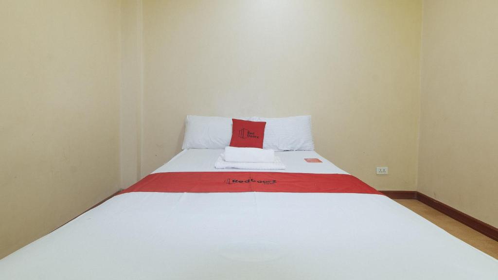 RedDoorz near Talisay District Hospital - 