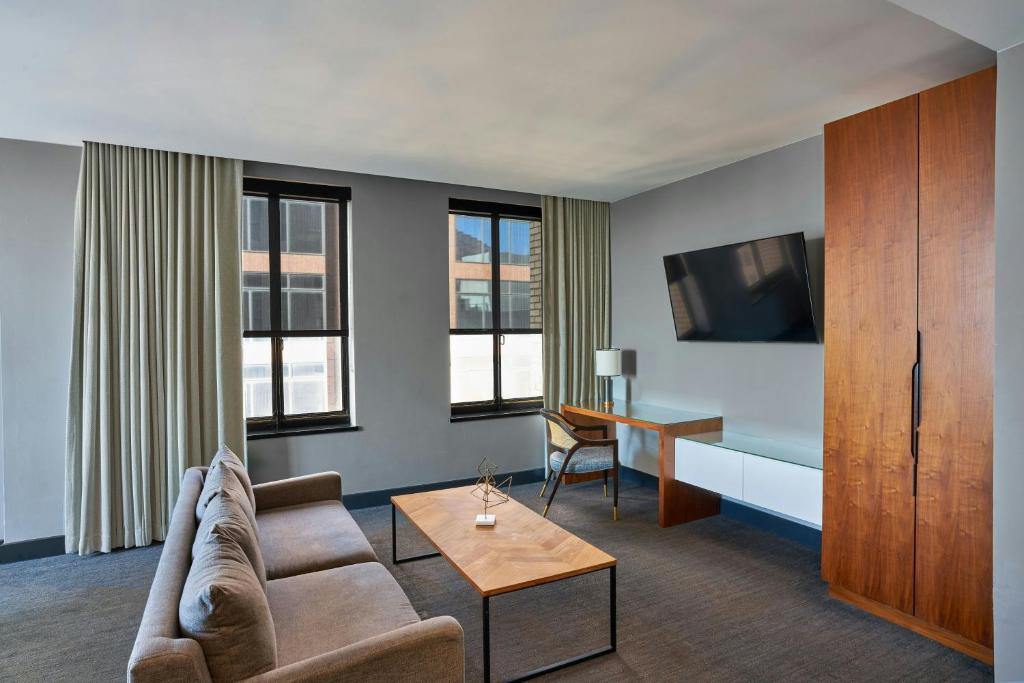 Renaissance Saint Elm Dallas Downtown Hotel - 