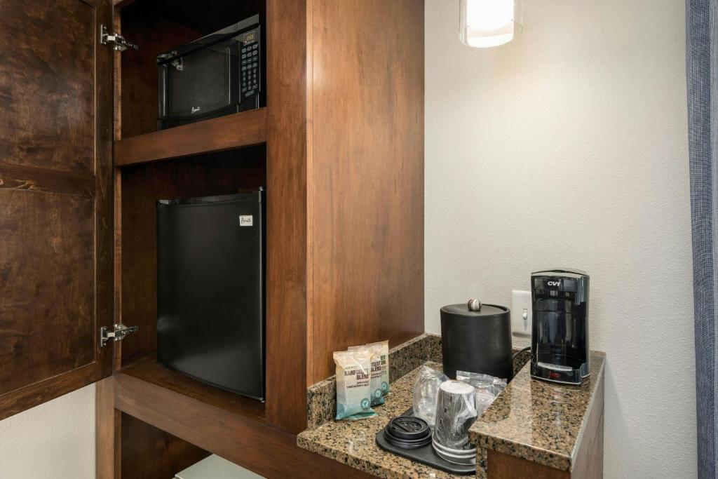 Kuchyň nebo kuchyňský kout v ubytování Courtyard by Marriott Abilene Northeast