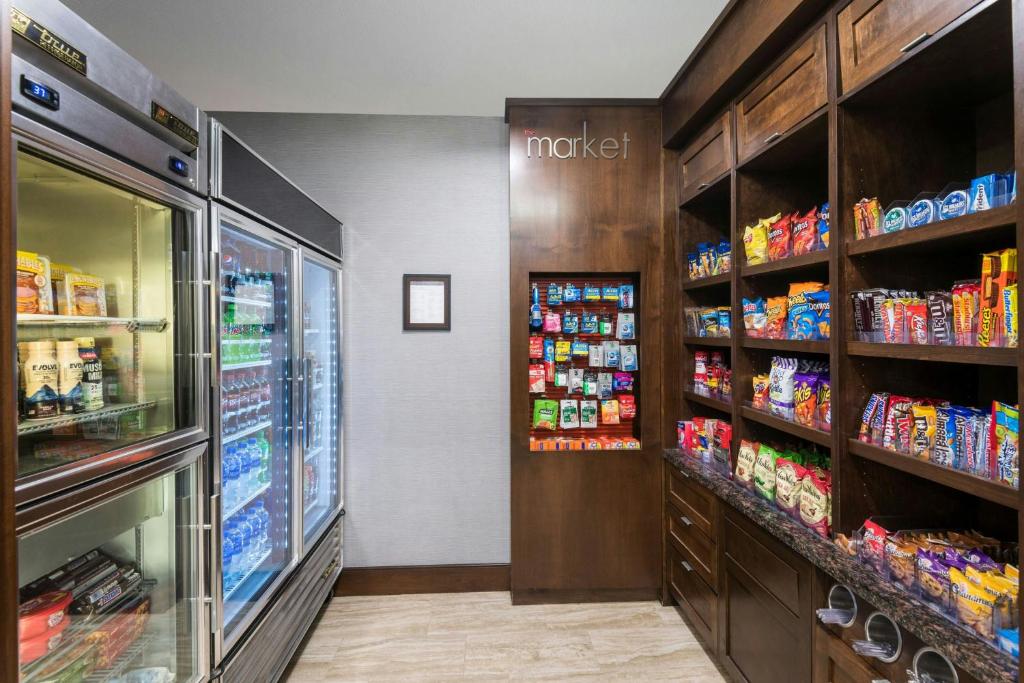 Supermarket nebo jiné obchody v  hotelu nebo okolí