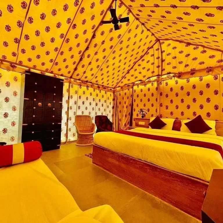 Postel nebo postele na pokoji v ubytování desert Galaxy Camp Jaisalmer