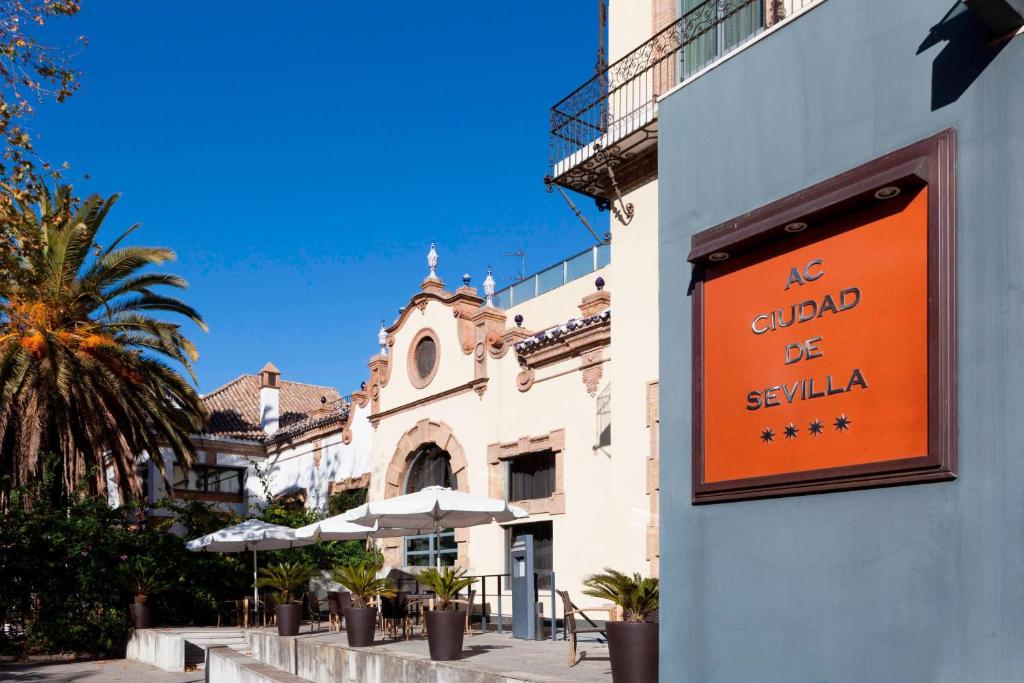 un cartello arancione sul lato di un edificio di AC Hotel Ciudad de Sevilla by Marriott a Siviglia