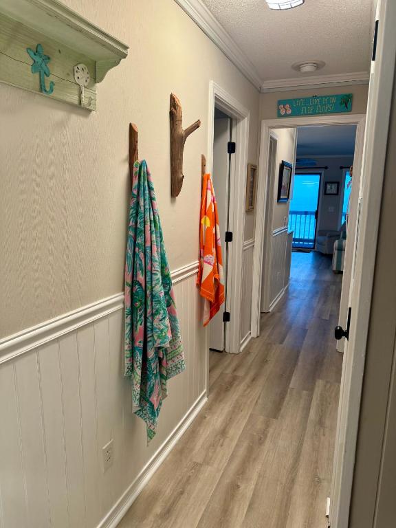 einen Flur, der zu einem Zimmer mit Flur führt in der Unterkunft Shore Tails, LLC in Myrtle Beach