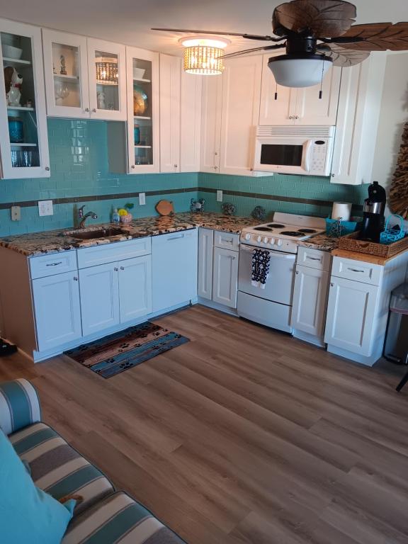 eine Küche mit weißen Schränken und weißen Geräten in der Unterkunft Shore Tails, LLC in Myrtle Beach