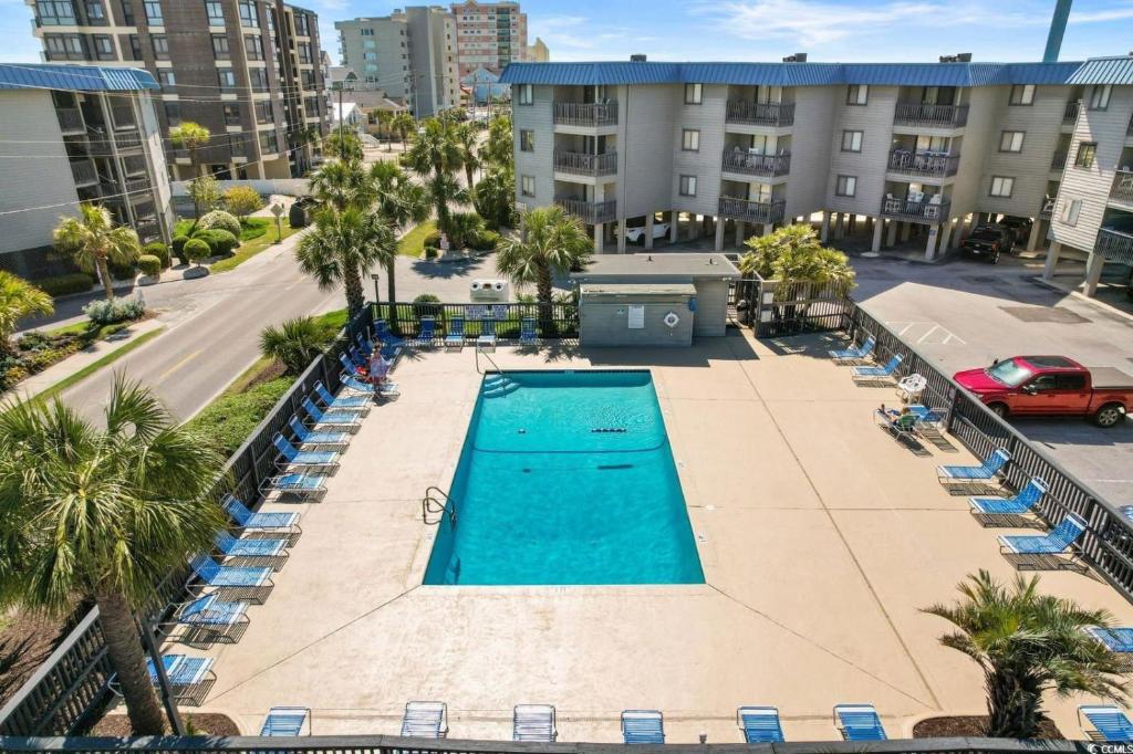Der Swimmingpool an oder in der Nähe von Shore Tails, LLC
