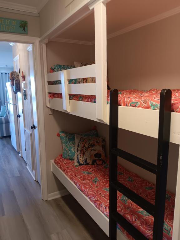 Ein Bett oder Betten in einem Zimmer der Unterkunft Shore Tails, LLC