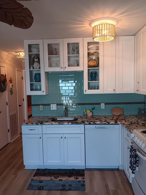 eine Küche mit weißen Schränken und einer Spüle in der Unterkunft Shore Tails, LLC in Myrtle Beach
