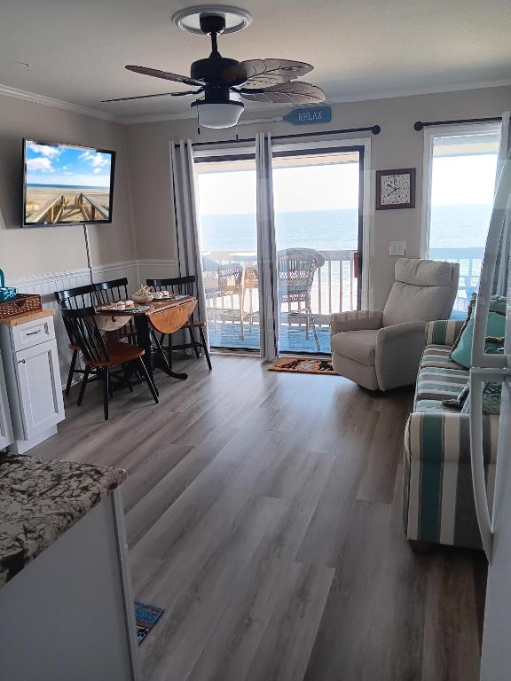 ein Wohnzimmer mit einer Couch und einem Tisch in der Unterkunft Shore Tails, LLC in Myrtle Beach