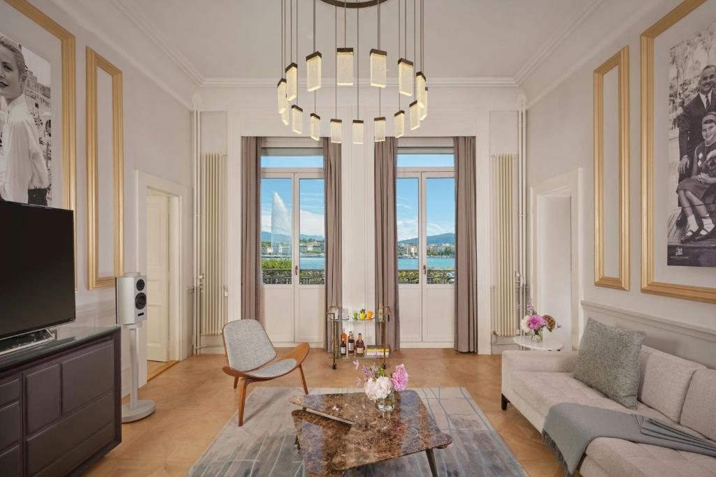 TV a/nebo společenská místnost v ubytování The Ritz-Carlton Hotel de la Paix, Geneva