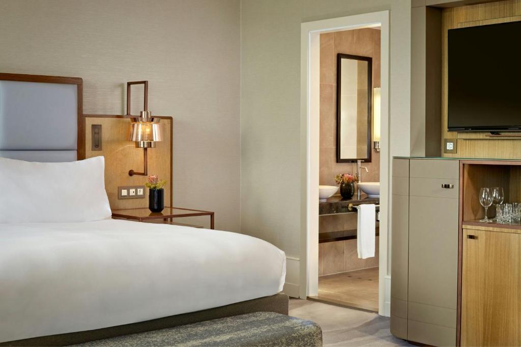 Postel nebo postele na pokoji v ubytování The Ritz-Carlton Hotel de la Paix, Geneva