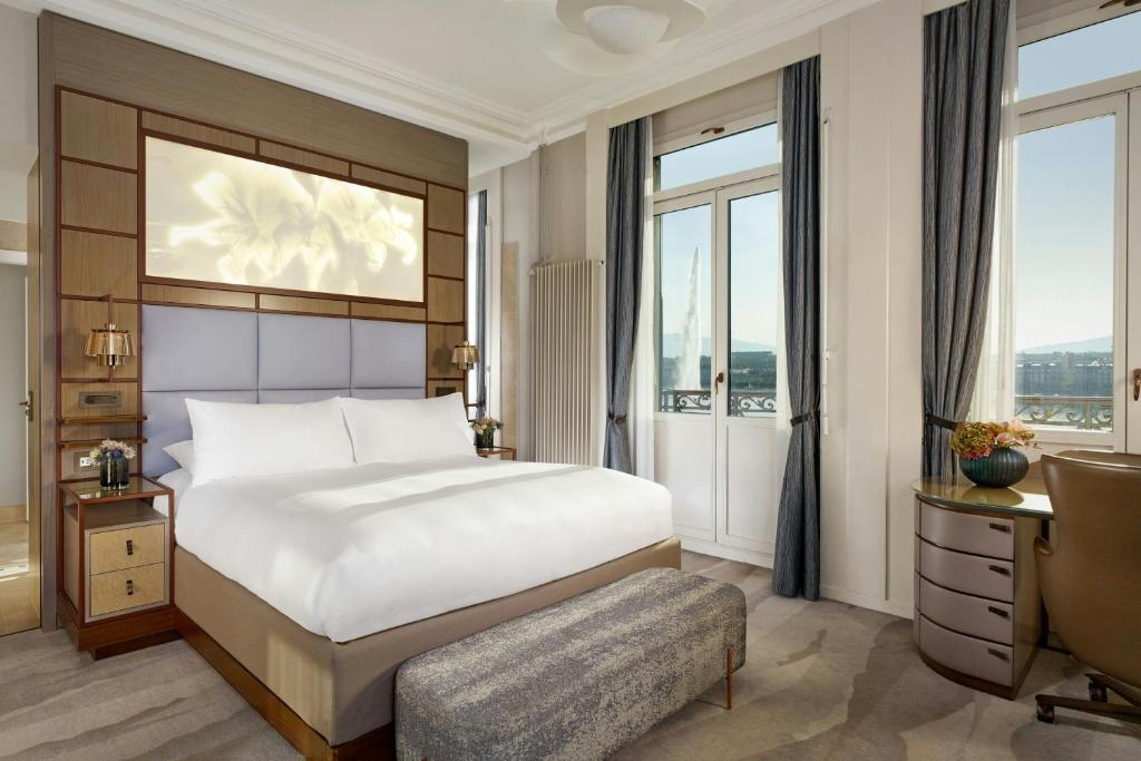 Postel nebo postele na pokoji v ubytování The Ritz-Carlton Hotel de la Paix, Geneva