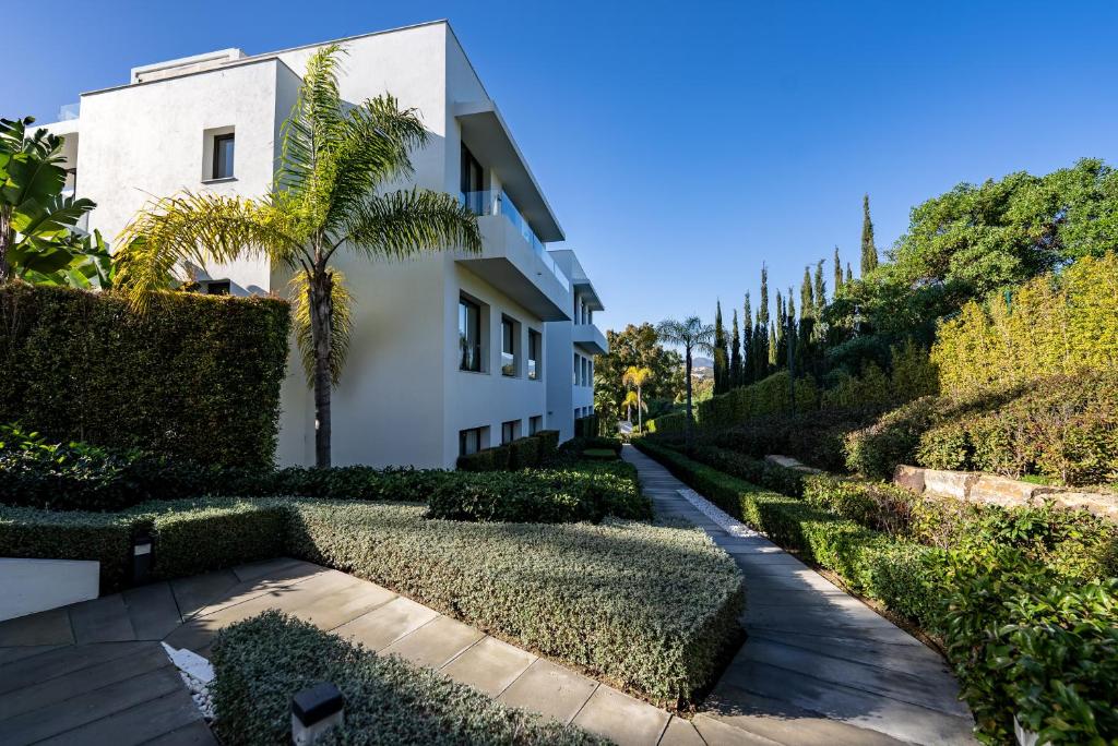 budynek z chodnikiem obok budynku w obiekcie Marbella GOLF & SEA LODGE w mieście Estepona