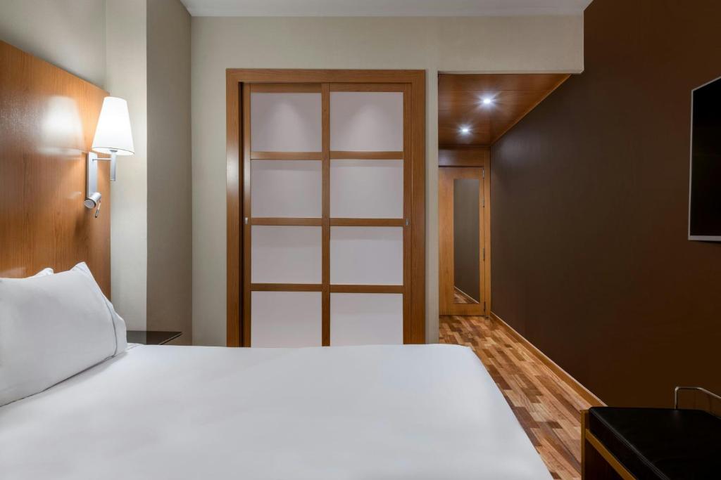 Postel nebo postele na pokoji v ubytování AC Hotel León San Antonio by Marriott