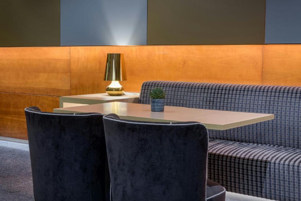 Posezení v ubytování AC Hotel León San Antonio by Marriott