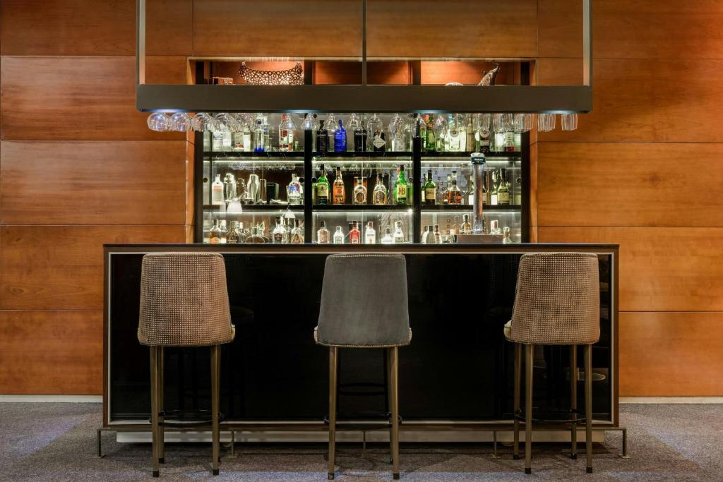 Lounge nebo bar v ubytování AC Hotel León San Antonio by Marriott