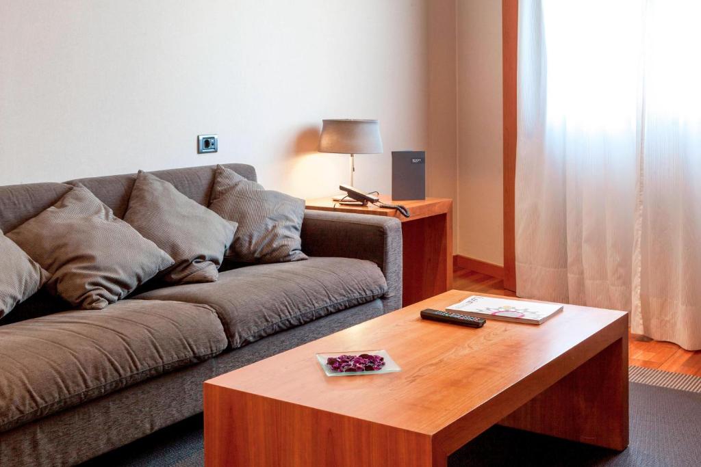 Posezení v ubytování AC Hotel León San Antonio by Marriott