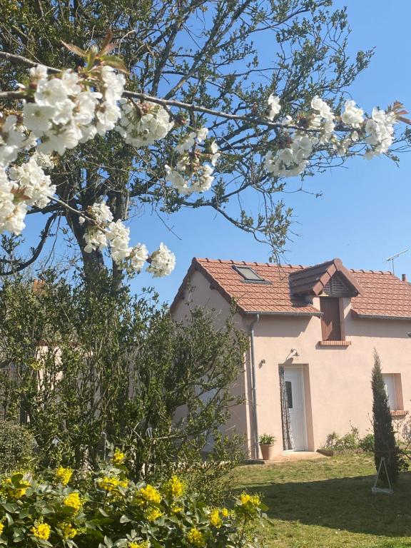 En have udenfor La petite maison des MADELEINE de GIEVRES