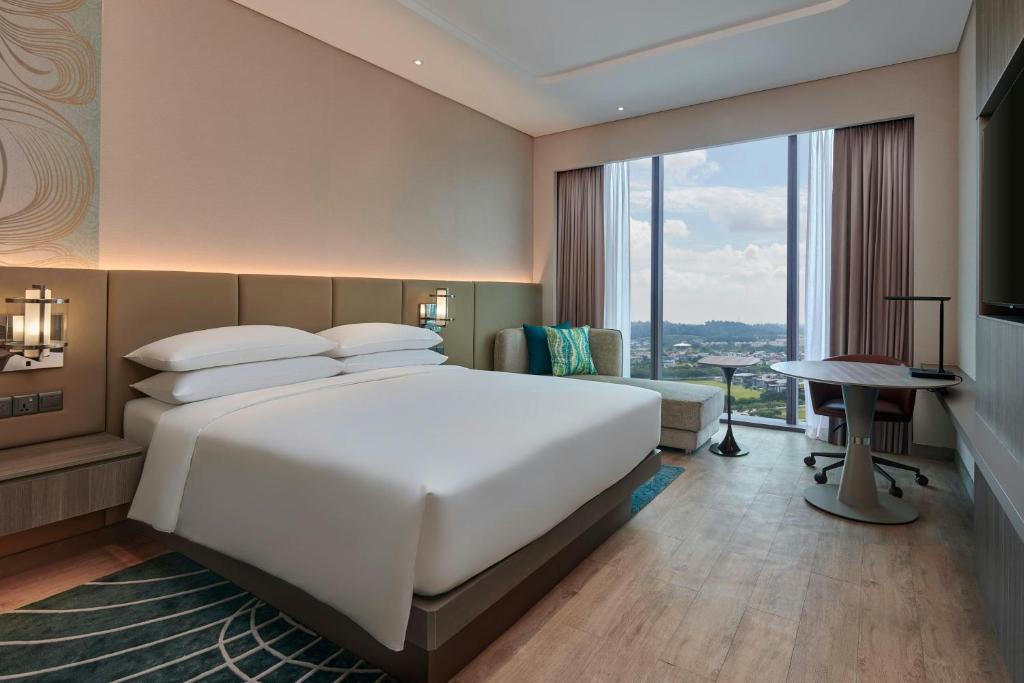 Postel nebo postele na pokoji v ubytování Courtyard by Marriott Setia Alam