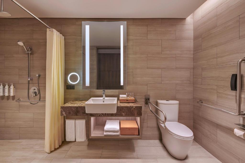 Koupelna v ubytování Courtyard by Marriott Setia Alam