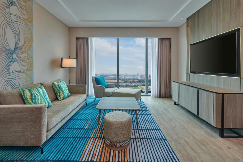 TV a/nebo společenská místnost v ubytování Courtyard by Marriott Setia Alam