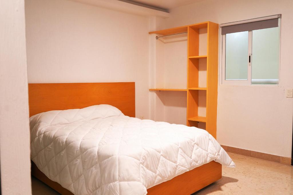 Postel nebo postele na pokoji v ubytování NoraCentral