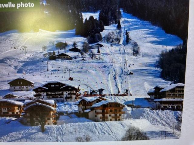 une piste de ski couverte de neige avec une station de ski dans l'établissement Appt 4 pers terrasse, piscine au pied des pistes FLUMET, à Flumet