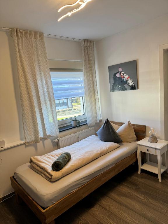 Postel nebo postele na pokoji v ubytování Pilgrims "Bert" moderne Wohnung 2 SZ top wifi
