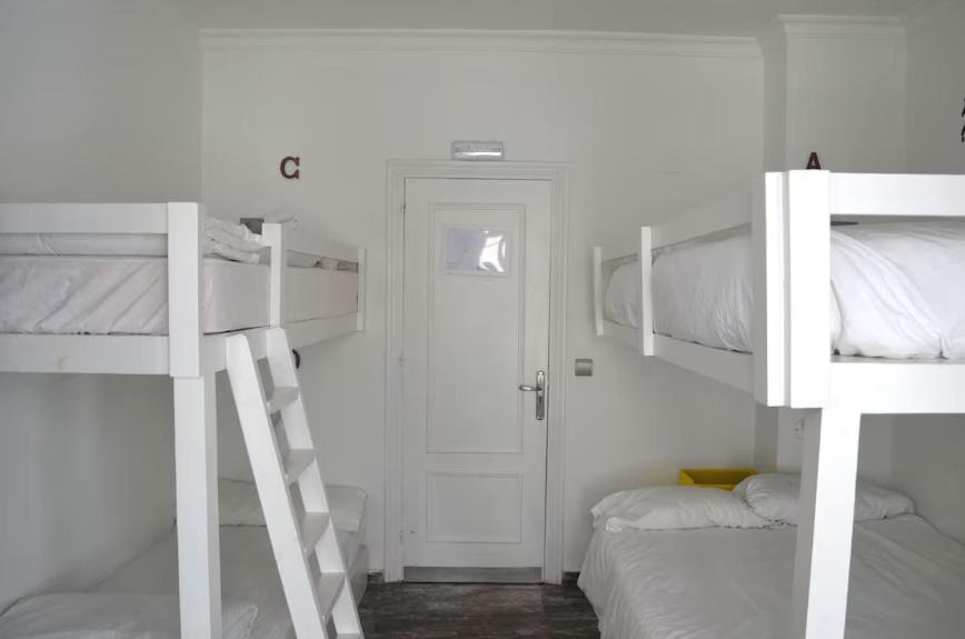 Postel nebo postele na pokoji v ubytování Somasiri Backpacker Hostel