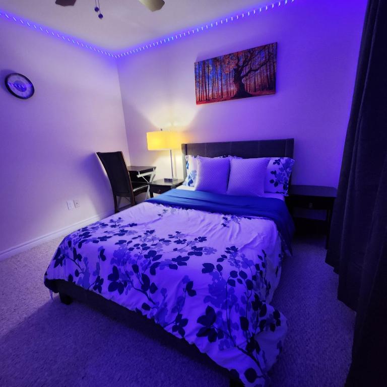 Postel nebo postele na pokoji v ubytování Emerald Staycation Suite with Free Street Parking , Shared Kitchen and Washroom