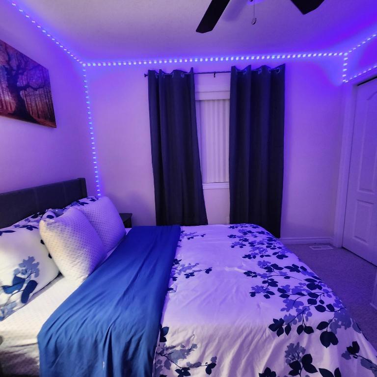 Postel nebo postele na pokoji v ubytování Emerald Staycation Suite with Free Street Parking , Shared Kitchen and Washroom