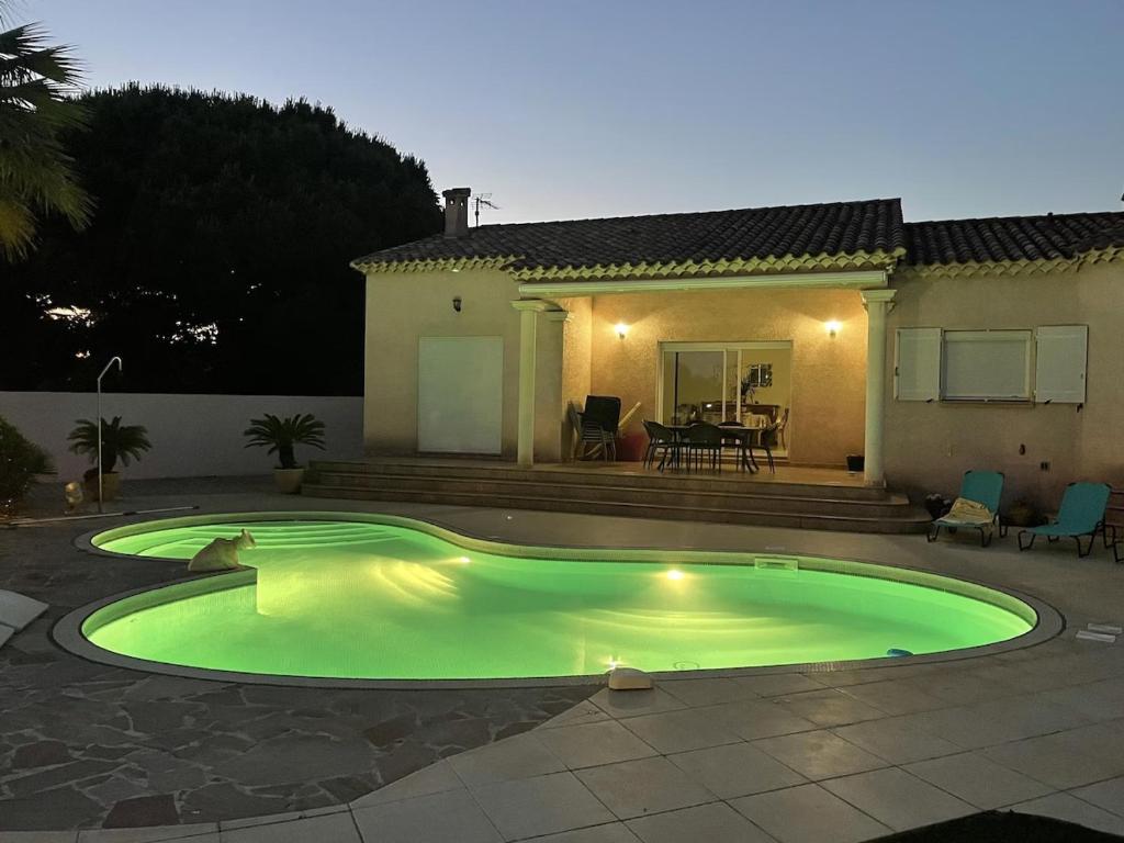 une piscine devant une maison dans l'établissement la Villa Bella Vista, à Agde