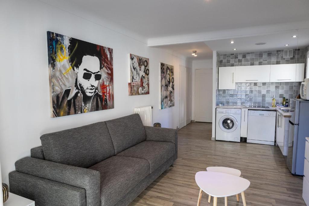 un salon avec un canapé et une cuisine dans l'établissement Studio moderne proche des plages à Cannes, à Cannes