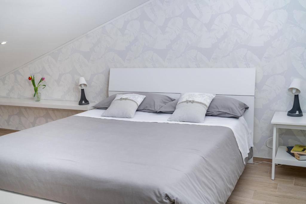 Łóżko lub łóżka w pokoju w obiekcie Otium Rooms / Camere e Appartamenti