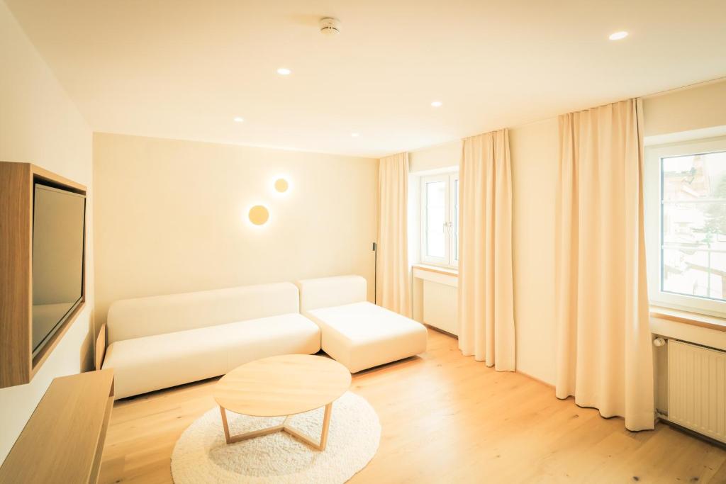 Postel nebo postele na pokoji v ubytování Posthotel Lechtal, Arlberg