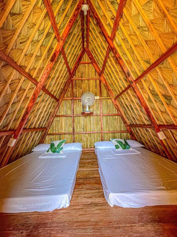 Postel nebo postele na pokoji v ubytování Camp Irog Daraitan