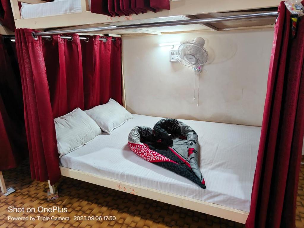 Postel nebo postele na pokoji v ubytování Dormitory in Haridwar - by Hotel Raj