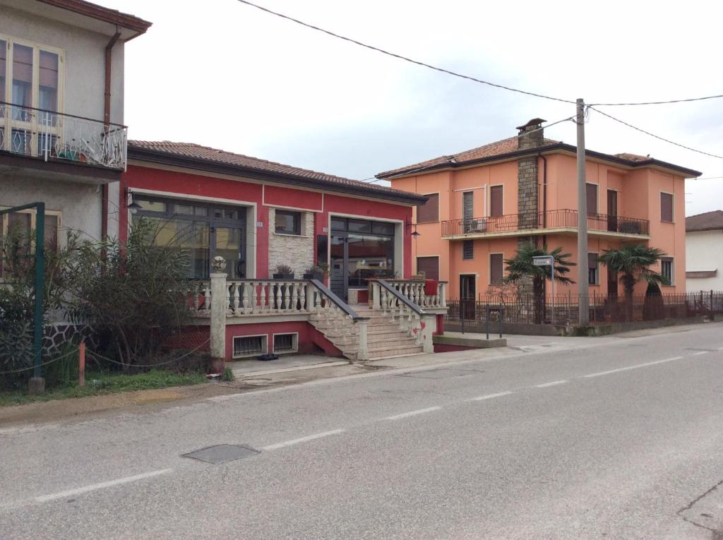 uma vista para a rua de uma casa com uma escada e um edifício em Manugoldhouse em Solesino