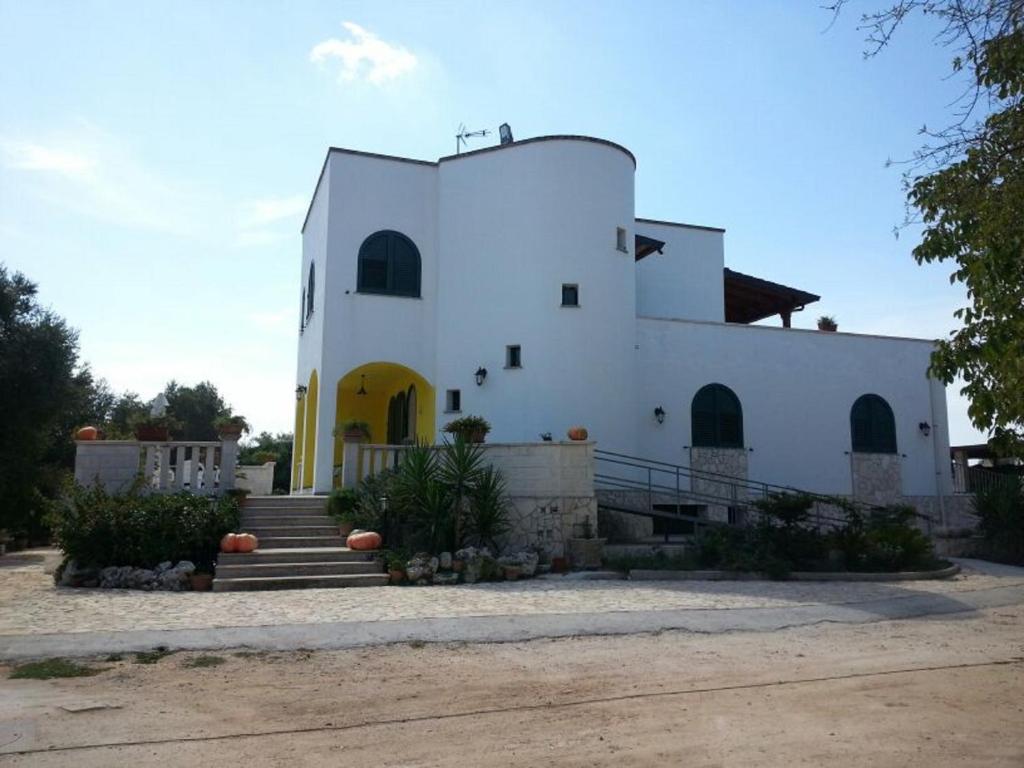 een groot wit gebouw met een trap ervoor bij Azienda Agrituristica B&B La Torre in Vignacastrisi