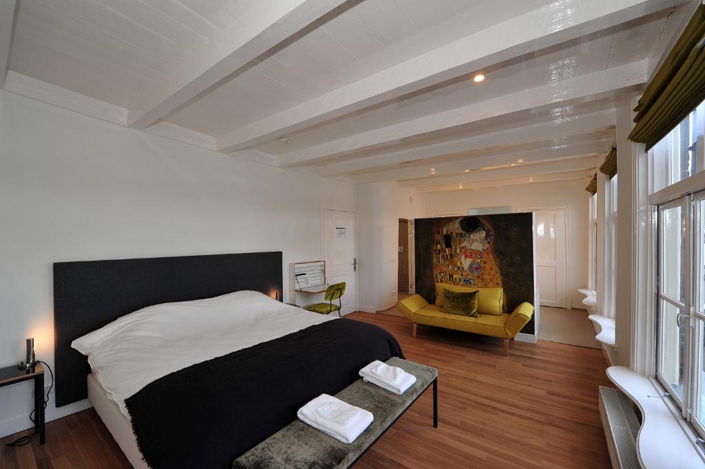 Een bed of bedden in een kamer bij Boetiek Hotel Kampen