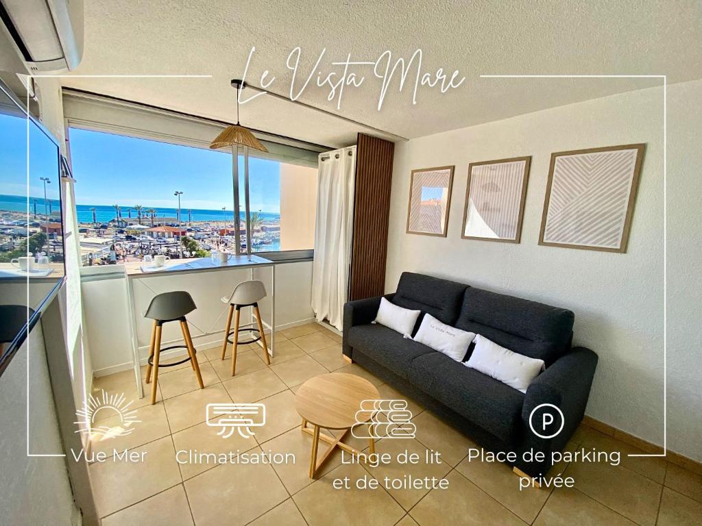 un salon avec un canapé et une table dans l'établissement Le Vista Mare, à Saint-Cyprien