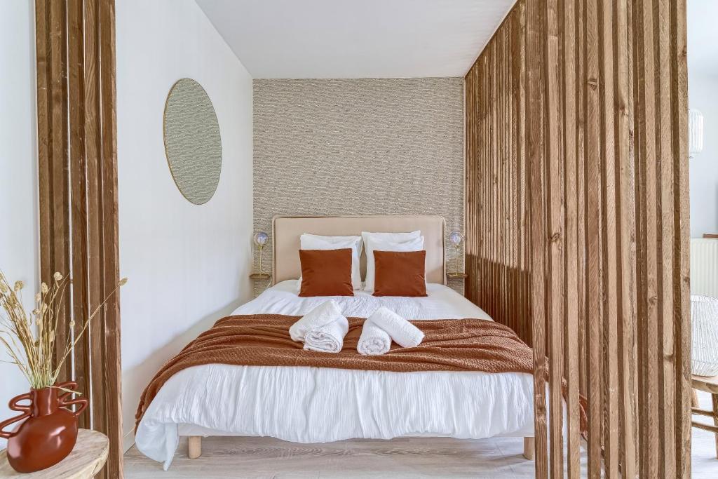 une chambre avec un lit avec deux serviettes dessus dans l'établissement Appartement 10min de Disney- 2min RER A-30min Paris - Parking gratuit, à Bussy-Saint-Georges