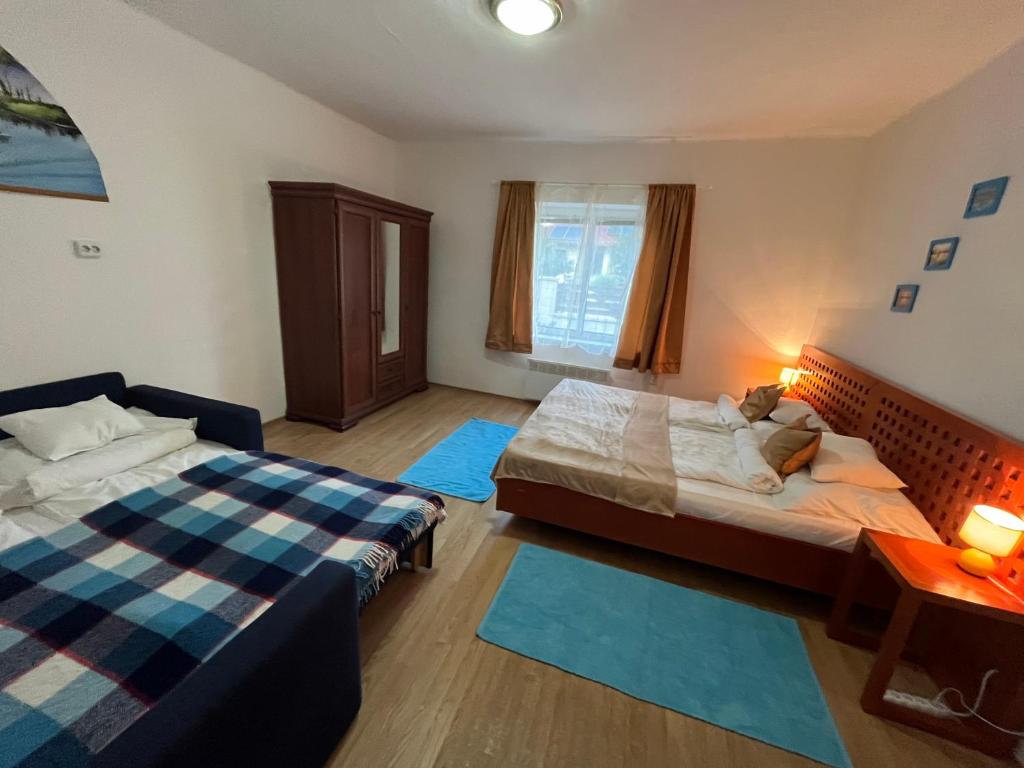 Posteľ alebo postele v izbe v ubytovaní Francesco Apartmanház