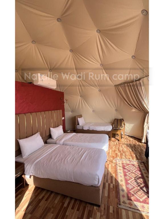 Postel nebo postele na pokoji v ubytování Natalie Wadi Rum camp