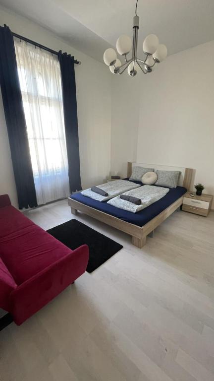 Postel nebo postele na pokoji v ubytování Designer Rooms Andrassy
