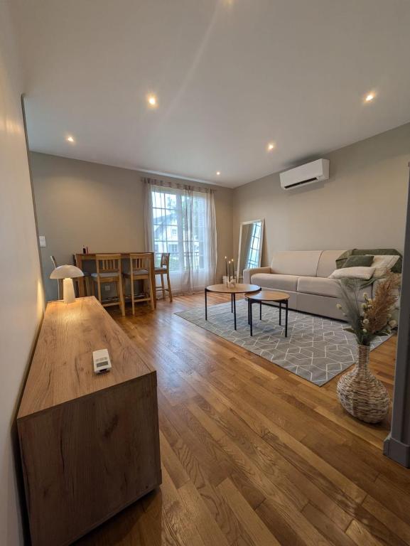 un salon avec un canapé et une table dans l'établissement Plaisance, à Saint-Satur