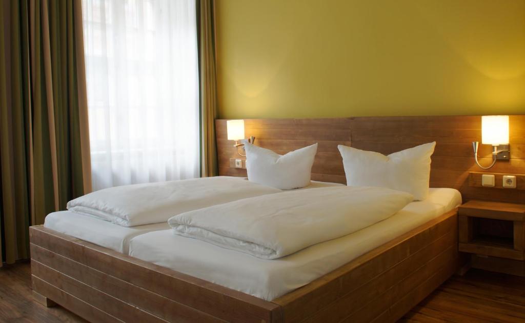 Postel nebo postele na pokoji v ubytování Hotel Am Obermarkt