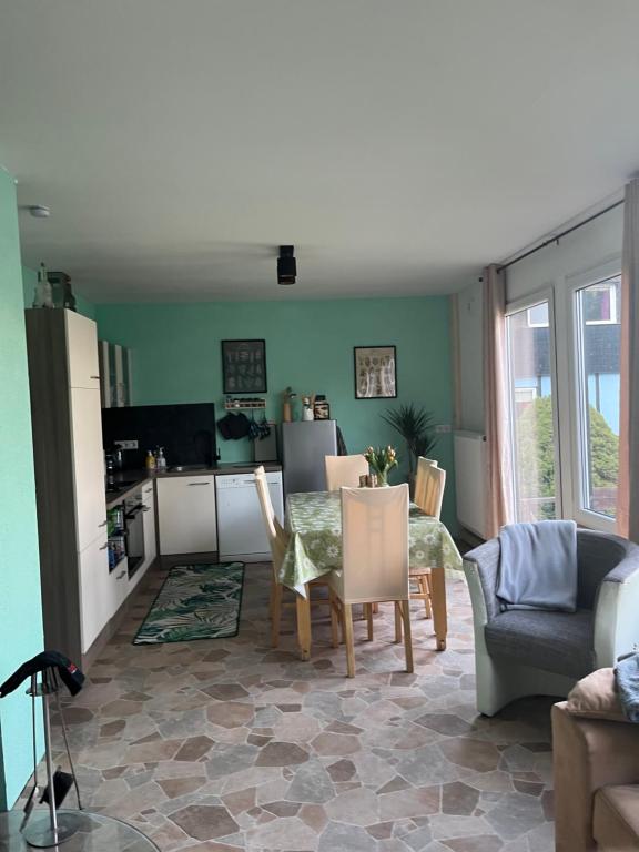 Una cocina y una sala de estar con mesa y sillas. en Geisingblick, en Geising
